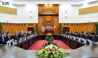 Autoridades vietnamitas se reúnen con John Kerry